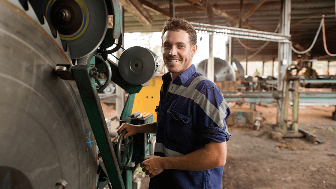 An young tradesperson who's being mentored on-site, symbolizing opportunities for the next generation.